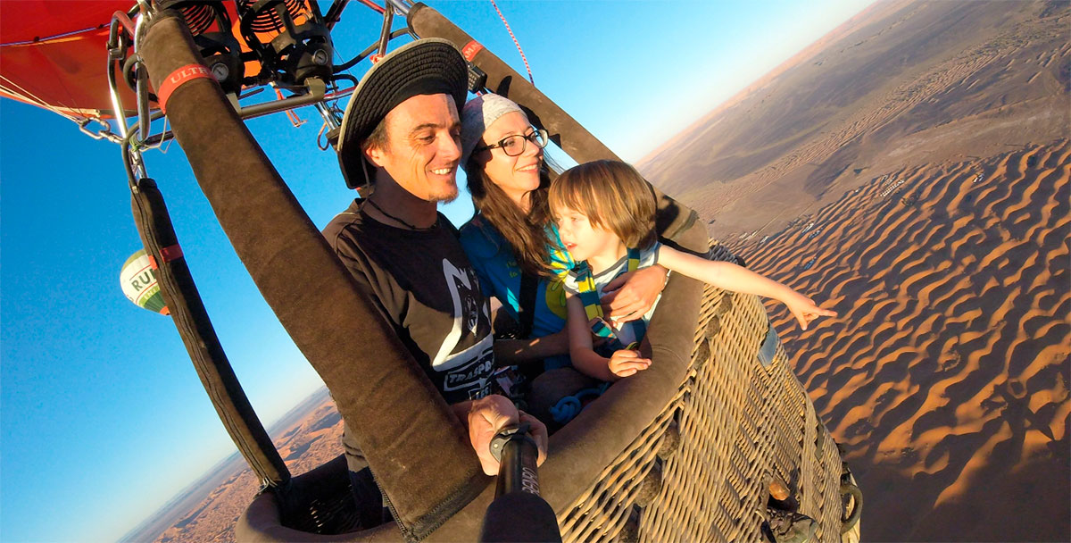 Raül Carbonell con su familia junto a un globo aerostático